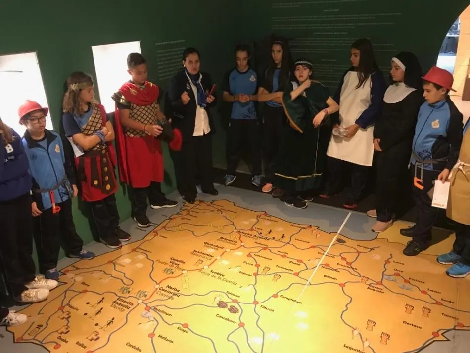Foto 2 - Divertida visita de estudiantes del colegio San Juan Bosco al Museo del Comercio