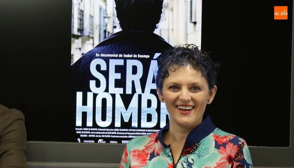 La directora salmantina Isabel de Ocampo, junto al cartel que anuncia este documental. Foto de Alberto Martín
