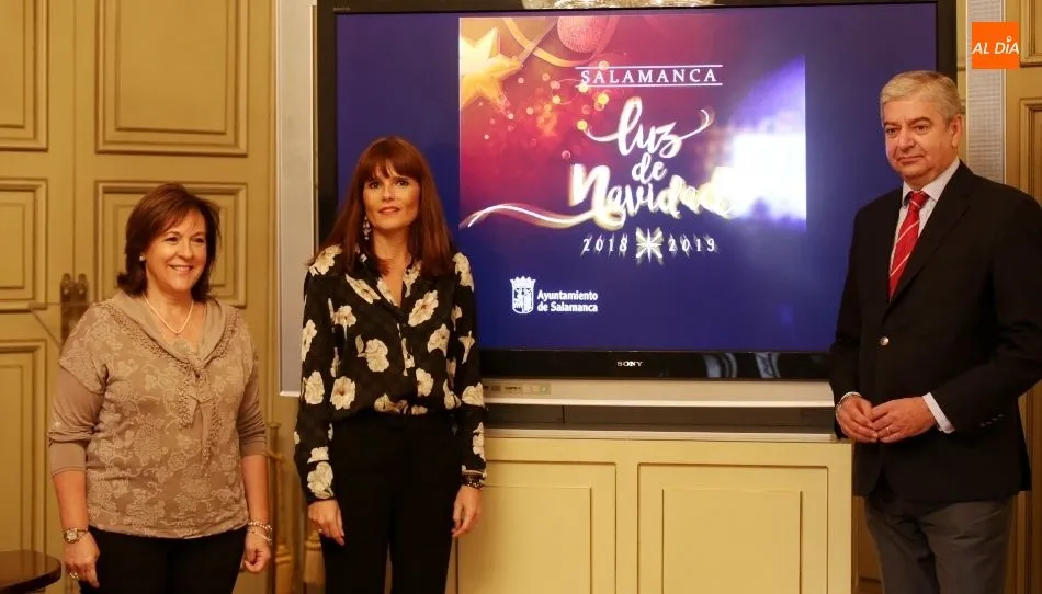 Los concejales Almudena Parres, Javier García Rubio e Isabel Macías, presentan en rueda de prensa la campaña de Navidad promovida por el Ayuntamiento de Salamanca. Foto de Alberto Martín