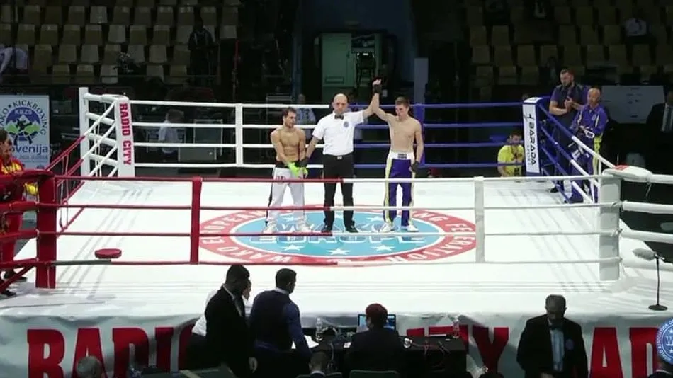 Instante en el que el juez indica el vencedor del combate.