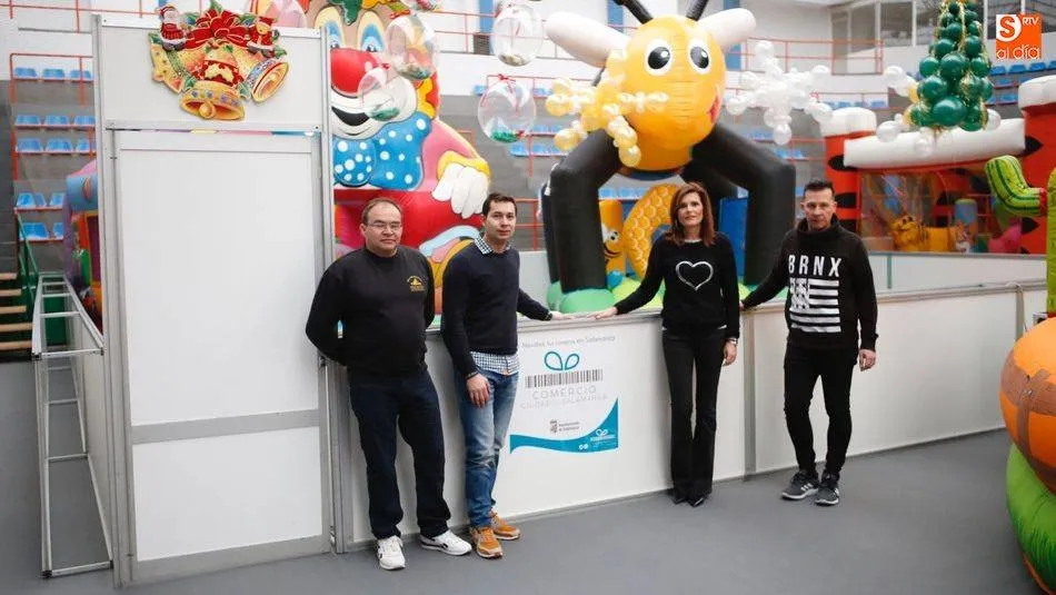 La concejala de Comercio, Almudena Parres, en una visita anterior a la ludoteca del pabellón de la Alamedilla