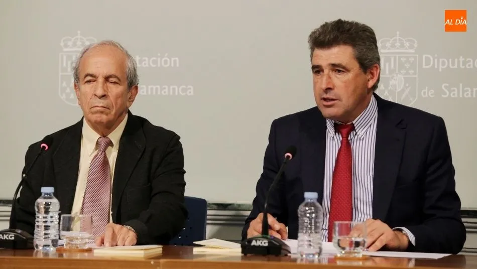 El diputado de Cultura, Julián Barrera, y el poeta Julio de Manueles en la presentación de este libro.Foto de Alberto Martín