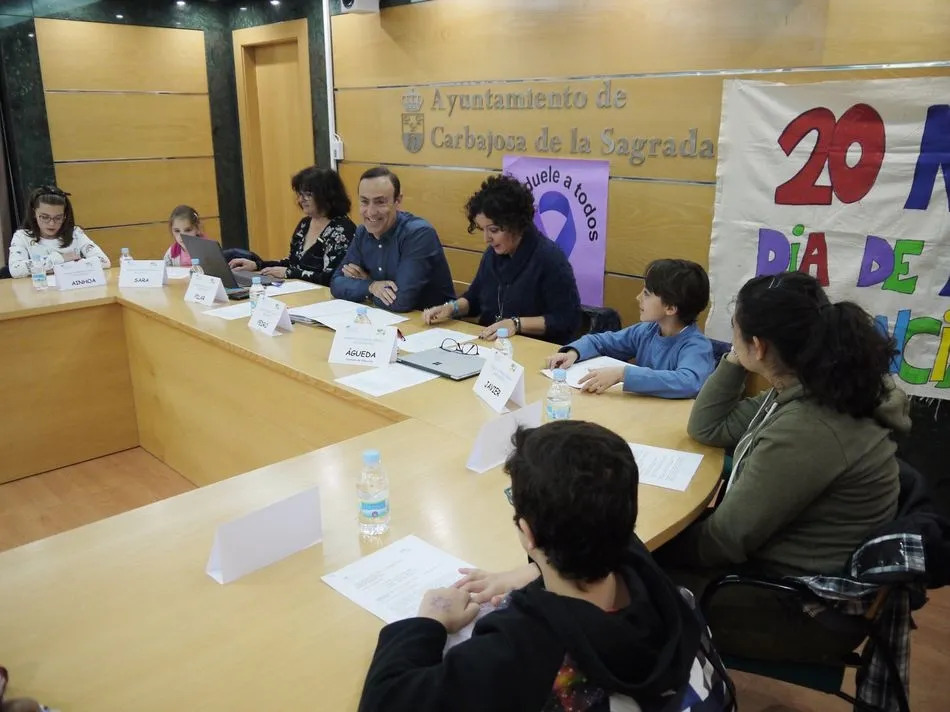Foto 3 - Los ni&ntilde;os de Carbajosa piden &ldquo;vivir en un entorno seguro donde la paz, la no violencia y el buen ...