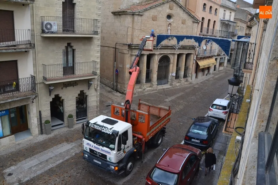 Foto 3 - La Navidad empieza a expandirse por las calles mirobrigenses  