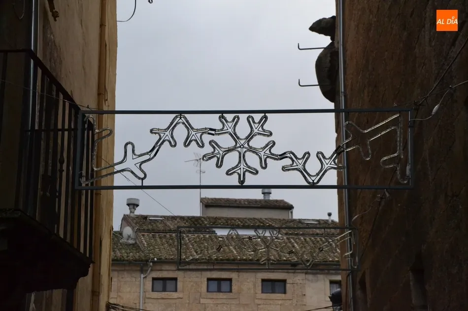 Foto 5 - La Navidad empieza a expandirse por las calles mirobrigenses  