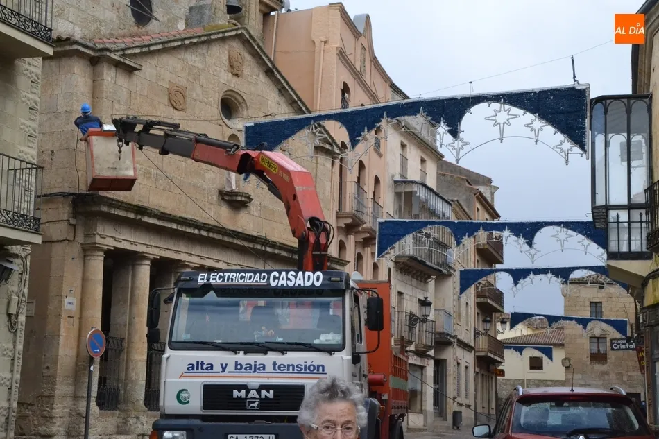 Foto 4 - La Navidad empieza a expandirse por las calles mirobrigenses  