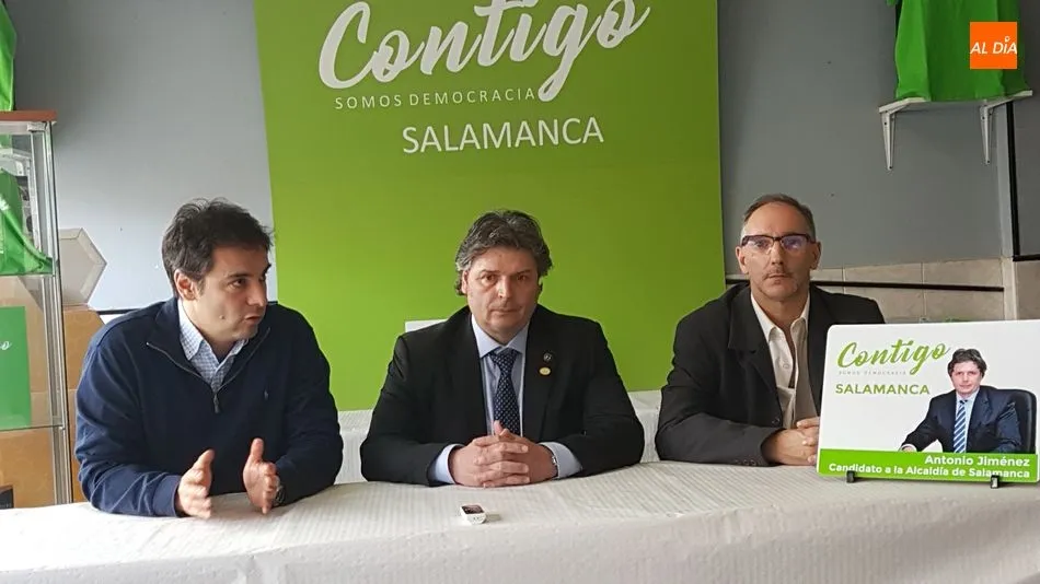 Antonio Jiménez, en el centro, candidato de Contigo Salamanca a la Alcaldía de la ciudad. Fotos: Alberto Martín