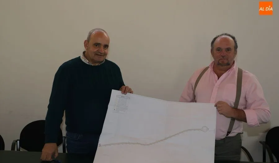 Manuel Gago y José Martín Bravo presentan el proyecto de urbanización del Camino de Gudino. Fotos: Alberto Martín