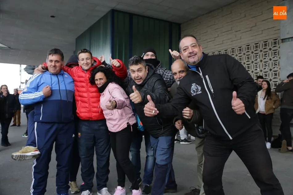 Foto 6 - Colas en el Helm&aacute;ntico para sacar una entrada para el derbi del domingo  