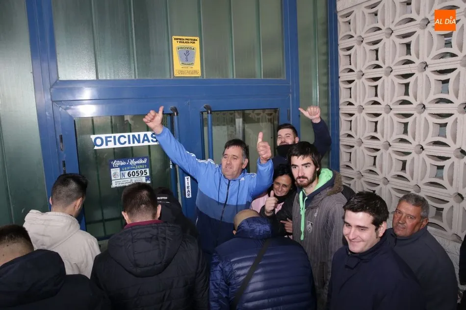 Foto 5 - Colas en el Helm&aacute;ntico para sacar una entrada para el derbi del domingo  