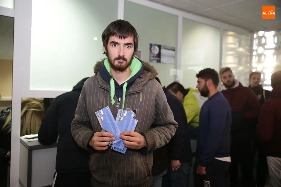 Foto 4 - Colas en el Helm&aacute;ntico para sacar una entrada para el derbi del domingo  