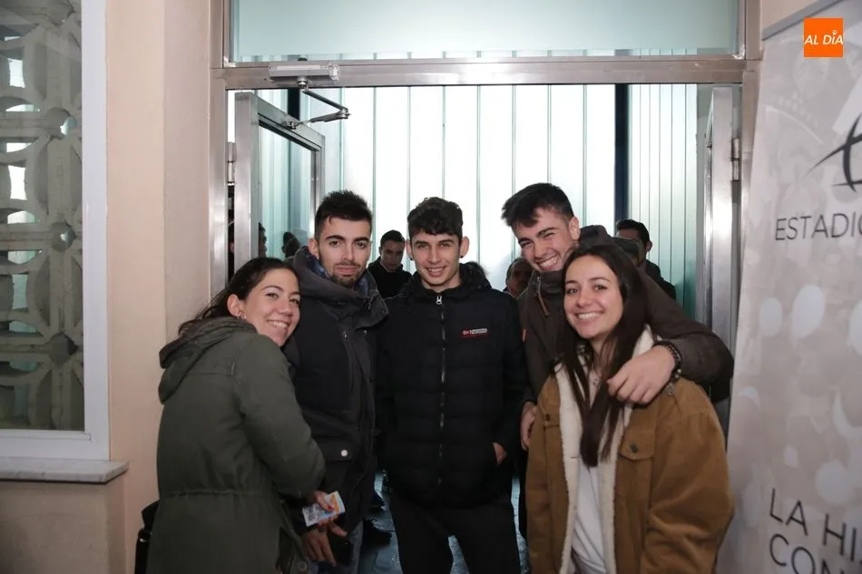 Foto 3 - Colas en el Helm&aacute;ntico para sacar una entrada para el derbi del domingo  