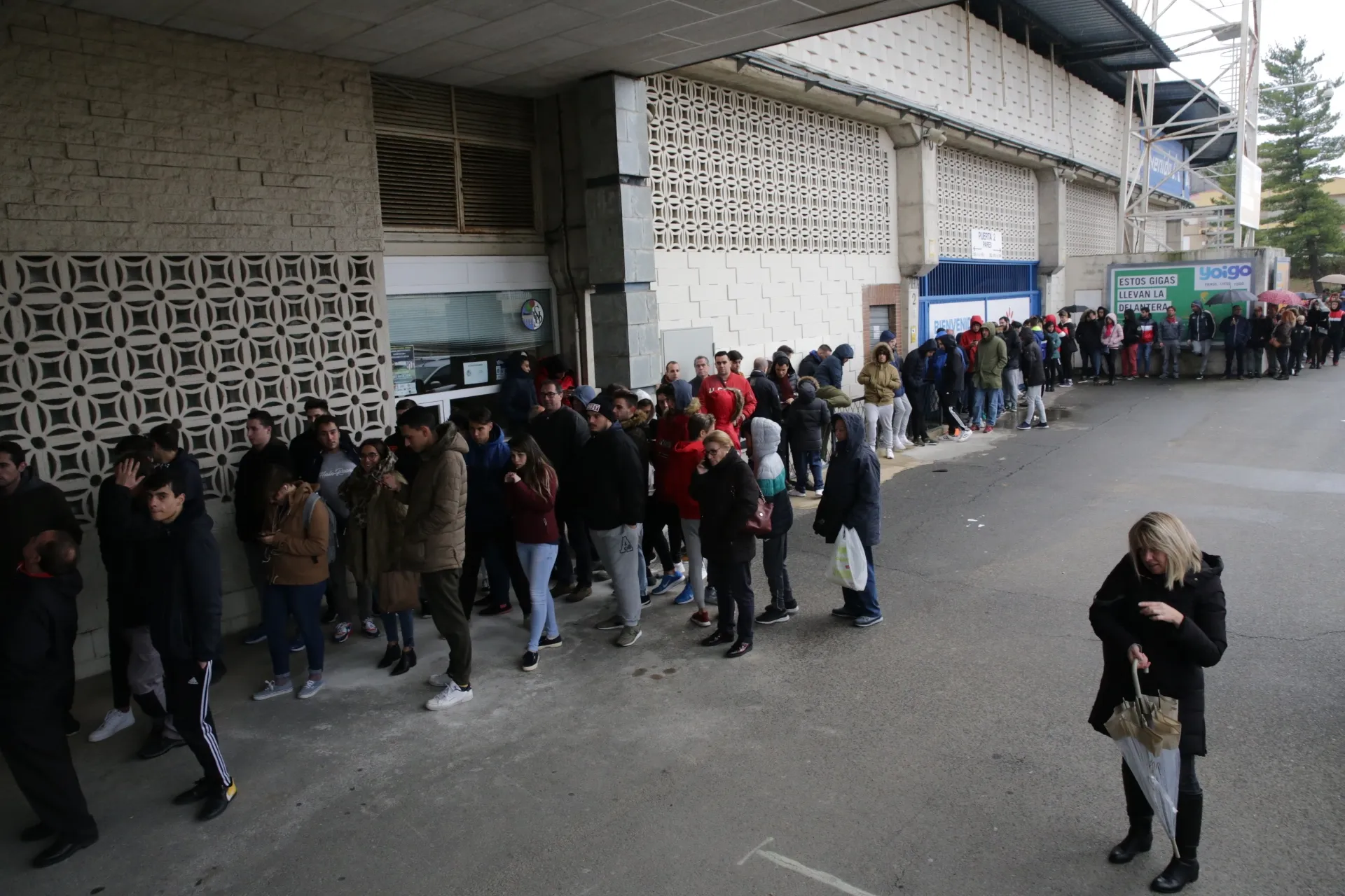 Foto 2 - Colas en el Helm&aacute;ntico para sacar una entrada para el derbi del domingo  