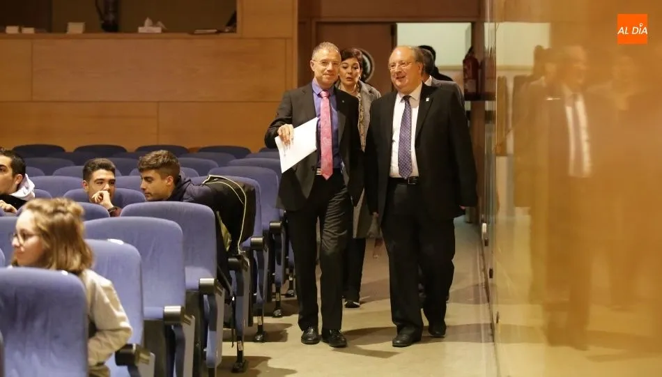 El vicerrector de Política Académica y Participación Social la Universidad de Salamanca, Enrique Cabero, junto al miembro del Instituto Latinoamericano de las Naciones Unidas para la prevención del delito y la Justicia Penal, Carlos Tiffer. Foto de Albert