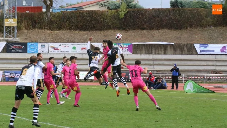 Admonio se dispone a rematar de cabeza un saque de esquina. Foto: Alberto Martín