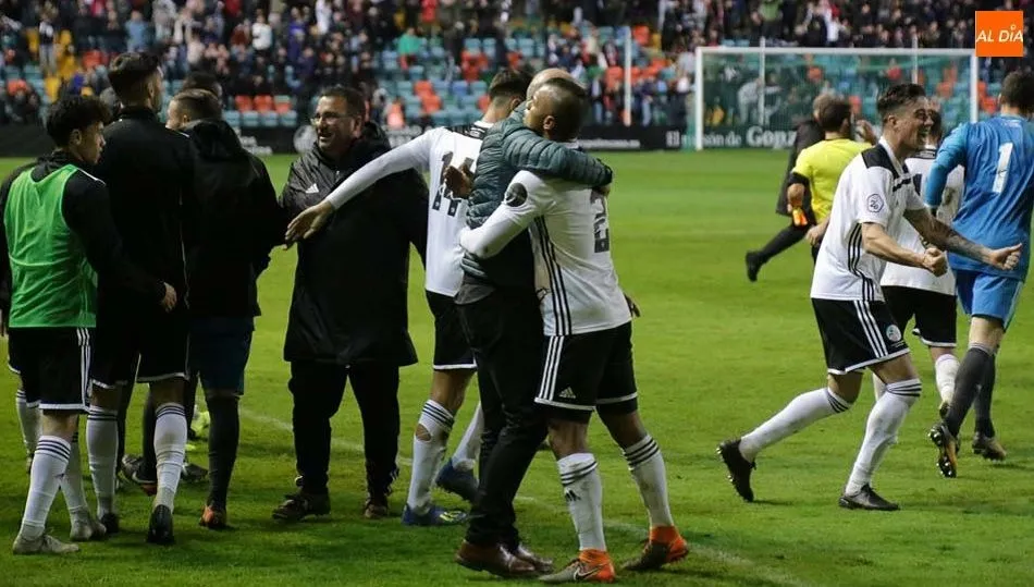 Jugadores y técnicos del Salamanca CF UDS celebran el domingo el empate in extremis ante el Real Madrid Castilla. Foto: Alberto Martín