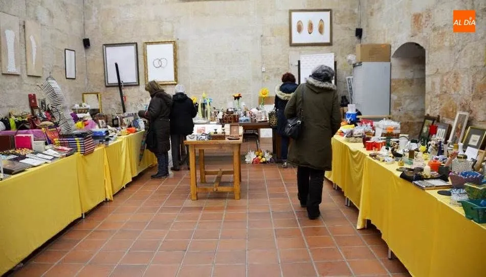 Salón de la parroquia de La Purísima, en la plaza de las Agustinas, donde está el mercadillo de AMPUSASA. Foto de Lydia González