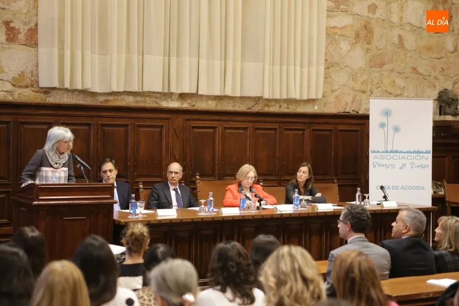 La presidenta de la Asociación Beatriz de Suabia, durante la inauguración en el Aula Unamuno de la Universidad. Fotos: Alberto Martín