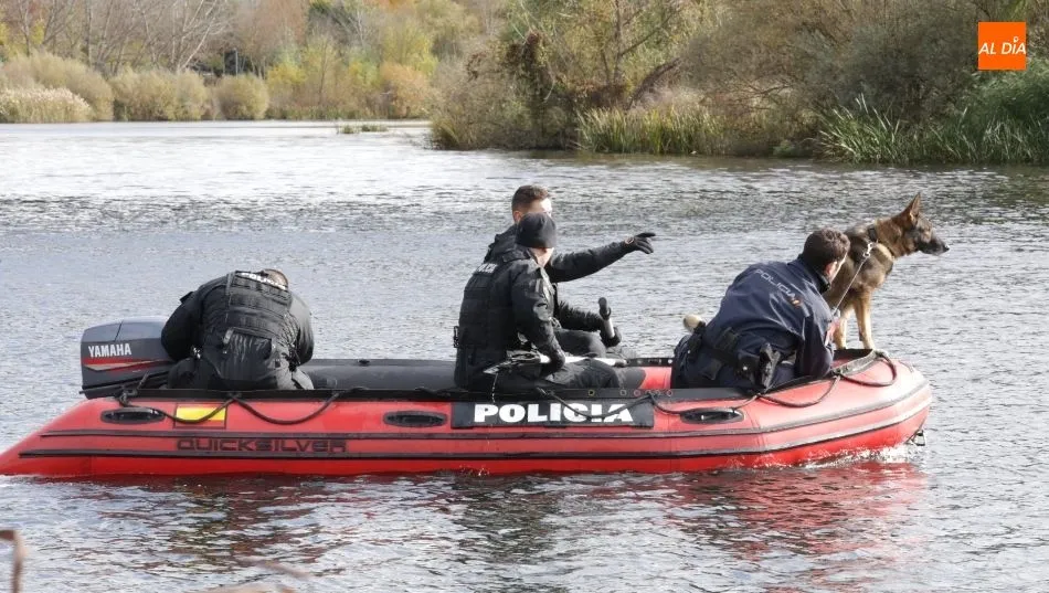 Lancha de los GEOS en las tareas de esta búsqueda en el río Tormes. Foto de Alberto Martín