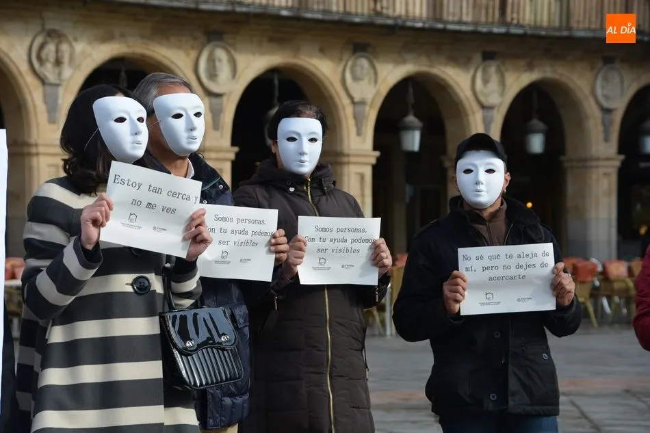 Foto 11 - C&aacute;ritas muestra el problema de las personas sin hogar con un acto reivindicativo en la Plaza Mayor