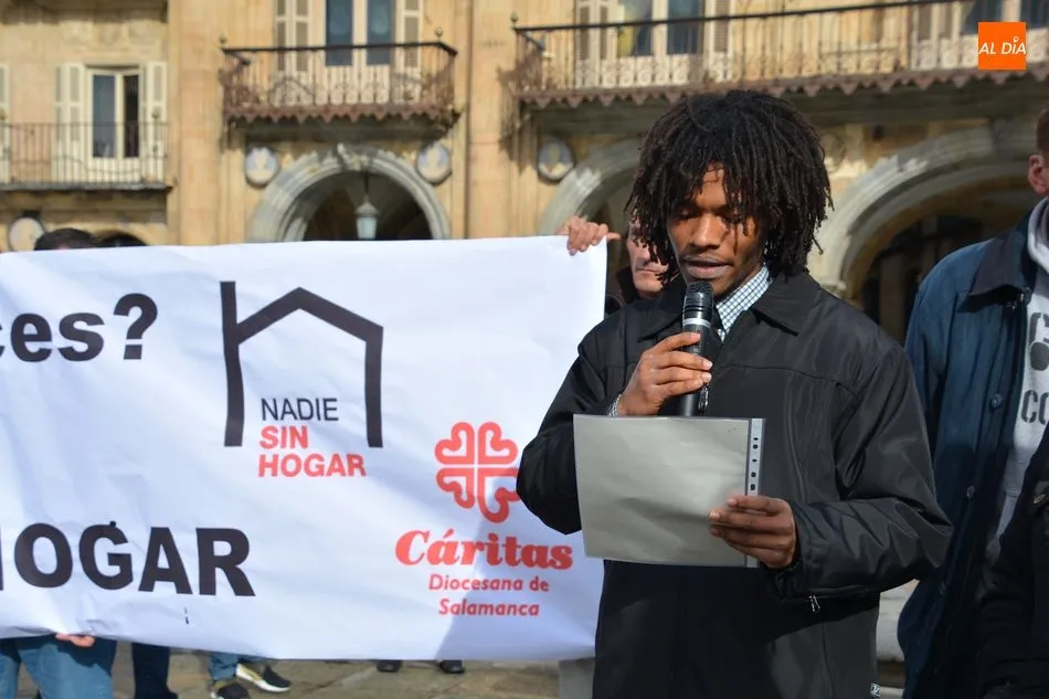 Foto 10 - C&aacute;ritas muestra el problema de las personas sin hogar con un acto reivindicativo en la Plaza Mayor