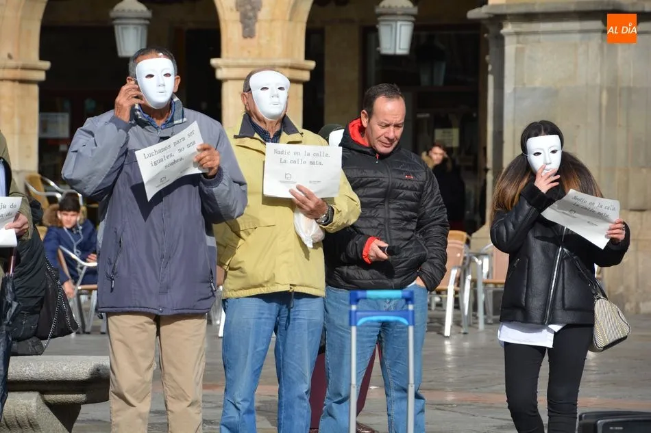 Foto 9 - C&aacute;ritas muestra el problema de las personas sin hogar con un acto reivindicativo en la Plaza Mayor