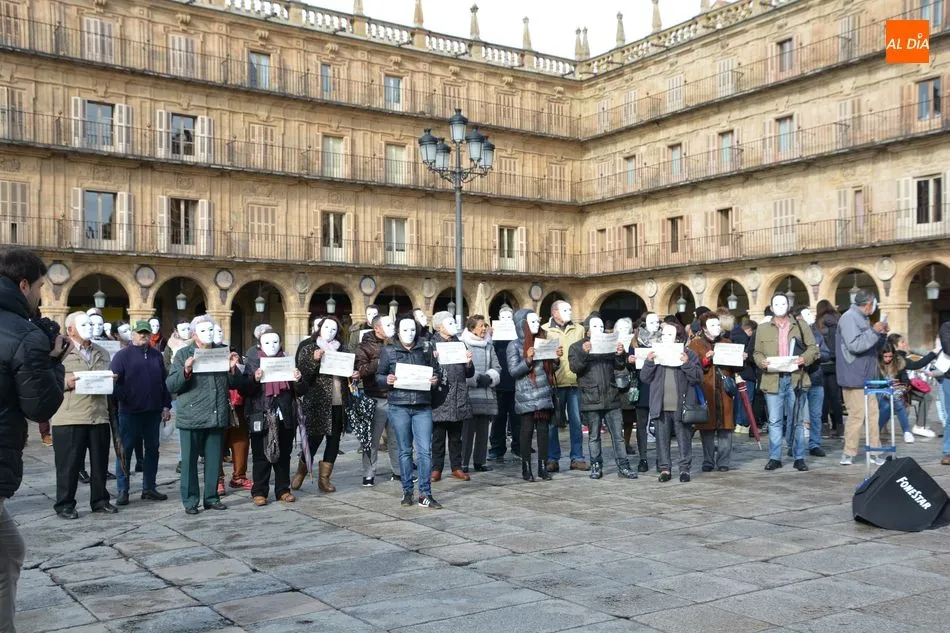 Foto 8 - C&aacute;ritas muestra el problema de las personas sin hogar con un acto reivindicativo en la Plaza Mayor