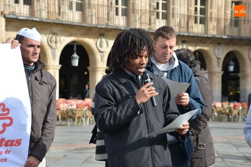 Foto 7 - C&aacute;ritas muestra el problema de las personas sin hogar con un acto reivindicativo en la Plaza Mayor