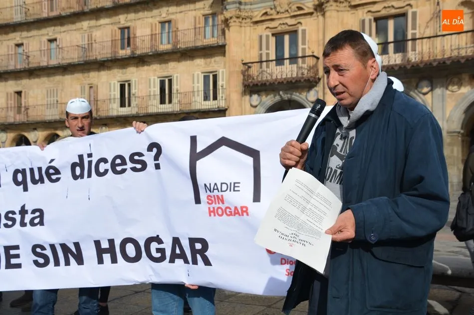 Foto 6 - C&aacute;ritas muestra el problema de las personas sin hogar con un acto reivindicativo en la Plaza Mayor