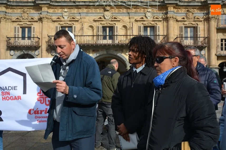 Foto 5 - C&aacute;ritas muestra el problema de las personas sin hogar con un acto reivindicativo en la Plaza Mayor