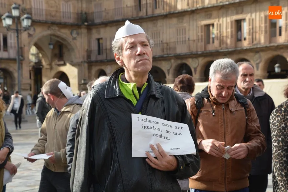 Foto 4 - C&aacute;ritas muestra el problema de las personas sin hogar con un acto reivindicativo en la Plaza Mayor