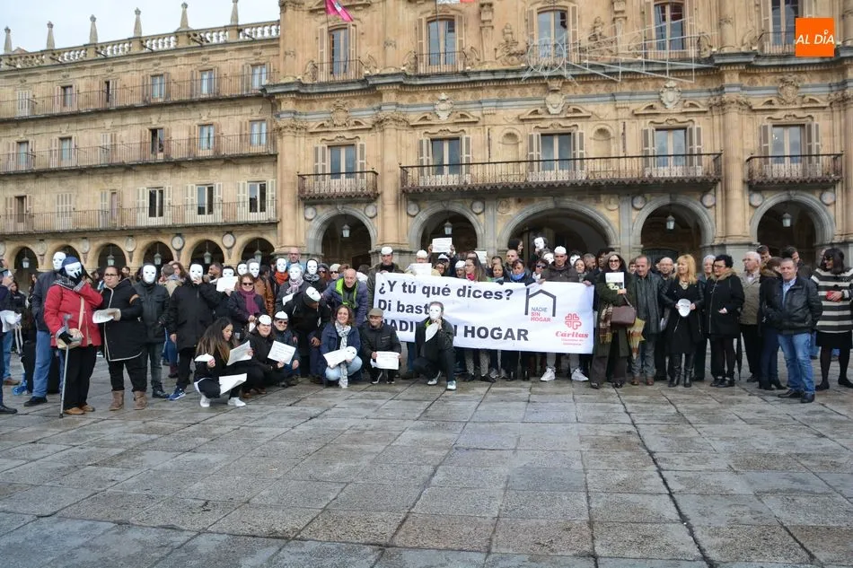 Foto 3 - C&aacute;ritas muestra el problema de las personas sin hogar con un acto reivindicativo en la Plaza Mayor