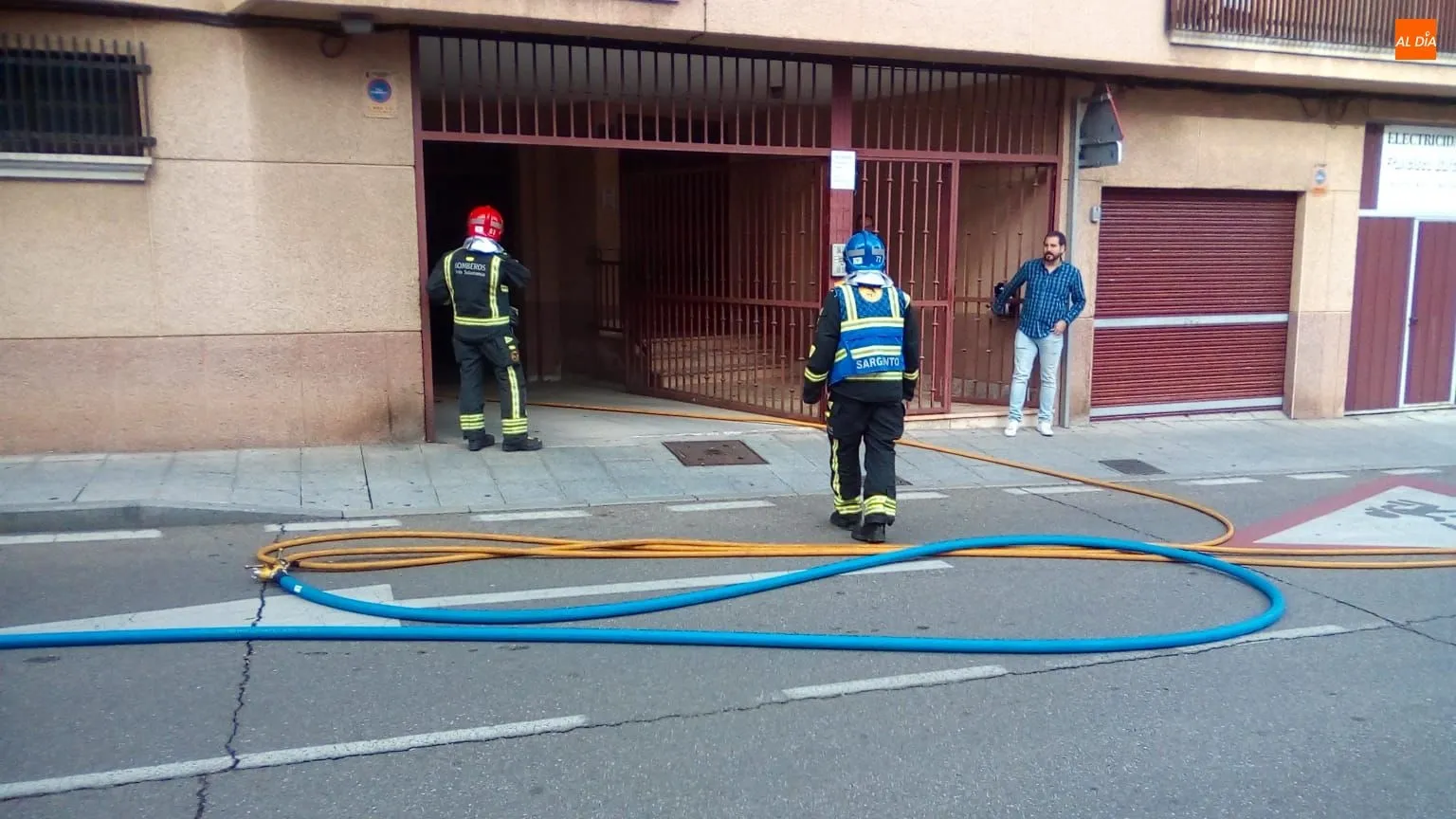 Foto 7 - Tres dotaciones de Bomberos sofocan el incendio en un garaje de Pizarrales