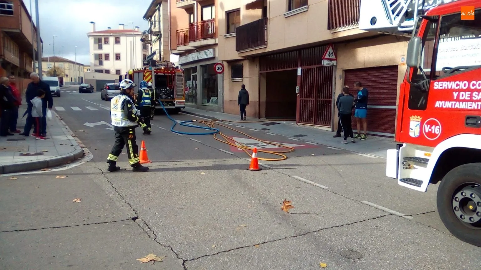 Foto 3 - Tres dotaciones de Bomberos sofocan el incendio en un garaje de Pizarrales