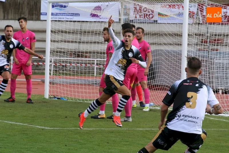 Diego Hernández celebra el gol conseguido ante la Ponferradina