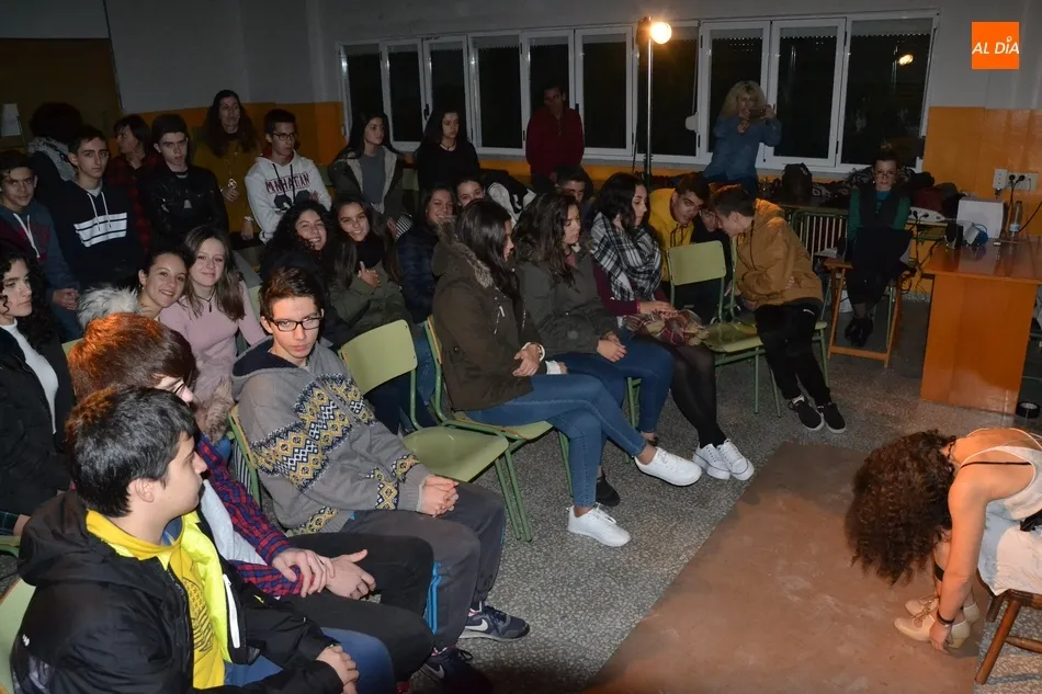 Foto 2 - Ra&iacute;z de 4 Teatro impacta a los alumnos del Fray Diego con su montaje &lsquo;&iquest;Por qu&eacute;?&rsquo;  