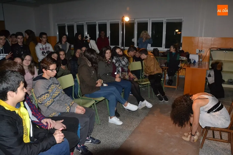 Raíz de 4 Teatro impacta a los alumnos del Fray Diego con su montaje ‘¿Por qué?’  