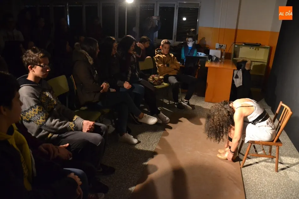 Foto 3 - Ra&iacute;z de 4 Teatro impacta a los alumnos del Fray Diego con su montaje &lsquo;&iquest;Por qu&eacute;?&rsquo;  