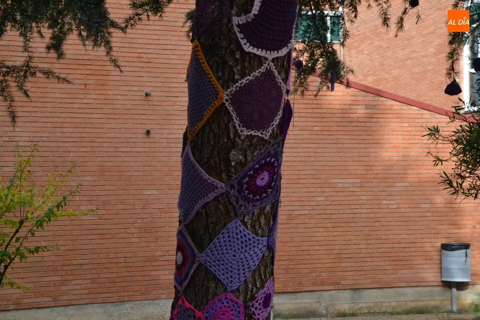 Foto 5 - La AMPA del Fray Diego cubre de ganchillo varios &aacute;rboles del IES  