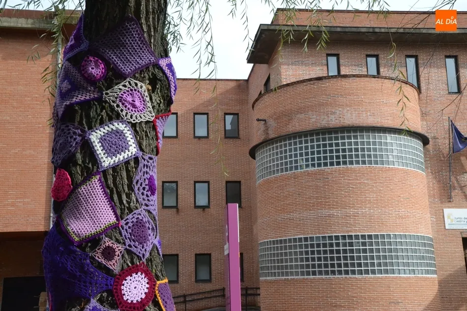 La AMPA del Fray Diego cubre de ganchillo varios árboles del IES  