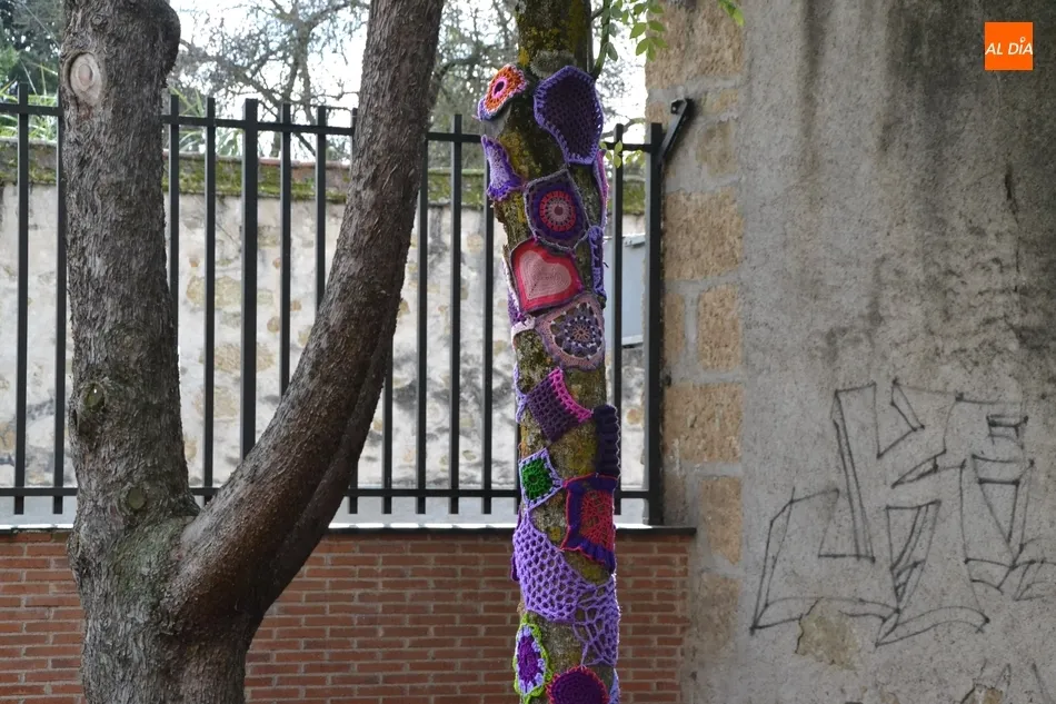 Foto 4 - La AMPA del Fray Diego cubre de ganchillo varios &aacute;rboles del IES  