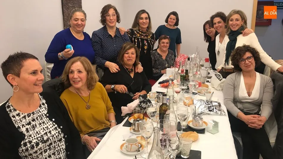 Foto 2 - Las &ldquo;chicas&rdquo; de la Planta 2 del Cl&iacute;nico celebran el &lsquo;Amigo Invisible&rsquo; en v&iacute;speras de las...