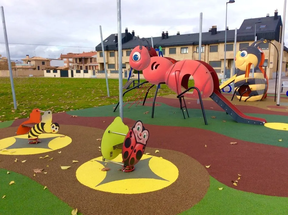 Foto 3 - La zona verde de la calle Le&oacute;n y el parque de Colagones estrenan nuevos juegos infantiles
