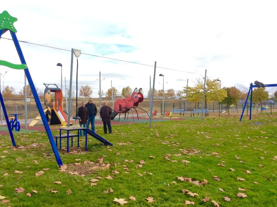 Foto 2 - La zona verde de la calle Le&oacute;n y el parque de Colagones estrenan nuevos juegos infantiles