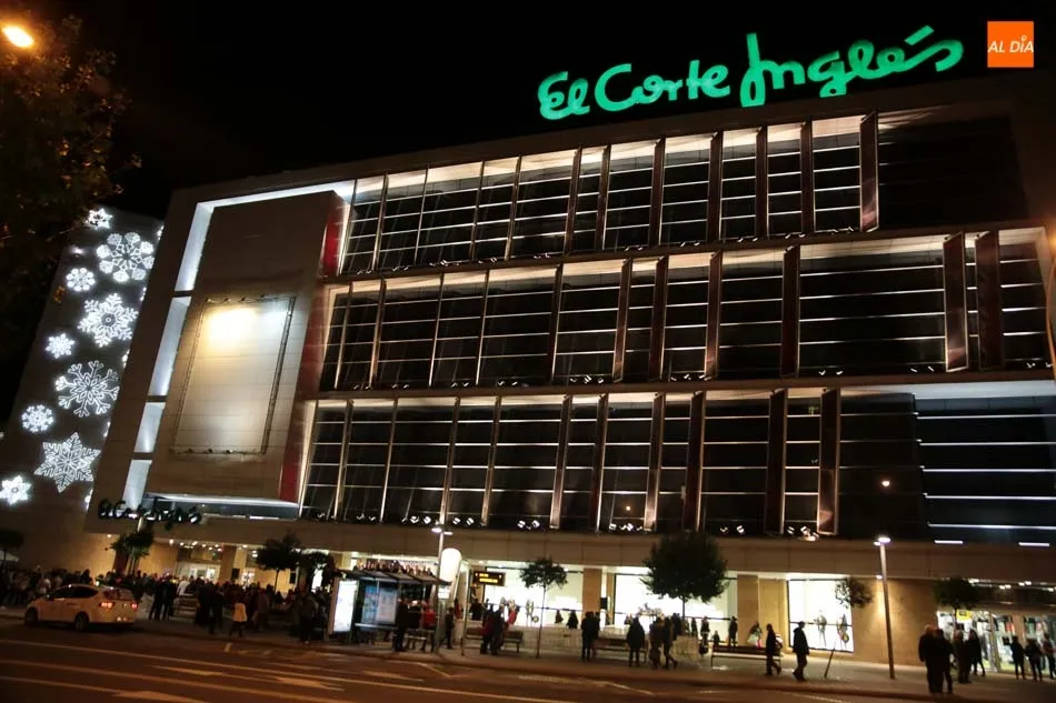 Foto 3 - El Corte Ingl&eacute;s inaugura la Navidad con el encendido de la fachada de Mar&iacute;a Auxiliadora