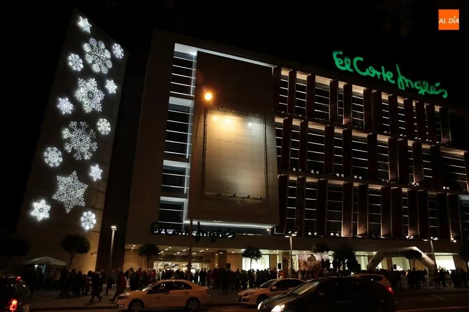 Foto 2 - El Corte Ingl&eacute;s inaugura la Navidad con el encendido de la fachada de Mar&iacute;a Auxiliadora