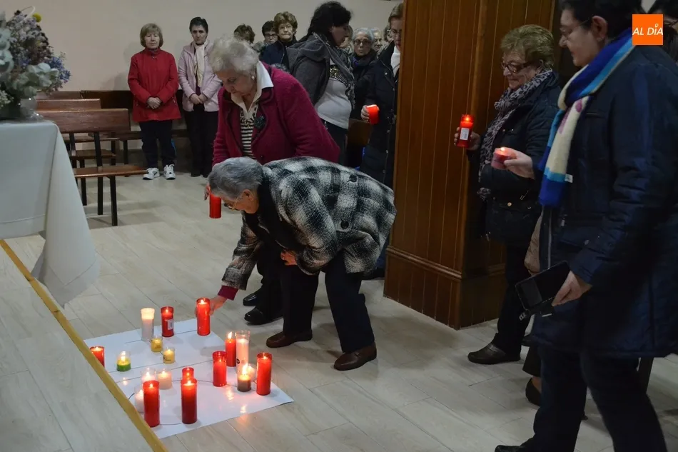 Manos Unidas crea con sus velas un gran ‘24’ para iluminar el mundo  