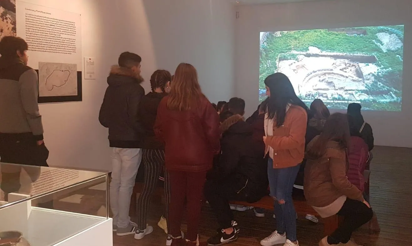 Foto 2 - Contin&uacute;an las visitas de escolares a la exposici&oacute;n de pizarras de Los &Aacute;guila  
