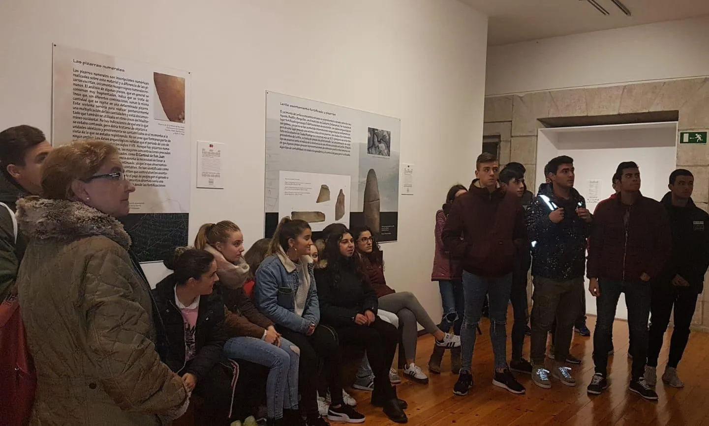 Continúan las visitas de escolares a la exposición de pizarras de Los Águila  