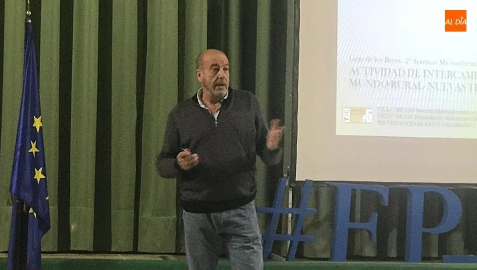 El profesor Antonio Galindo durante su exposición